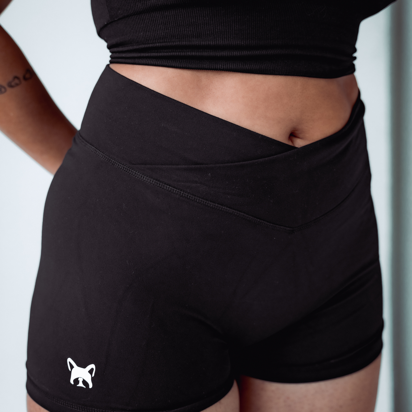 Vaqui Scrunch Shorts-Black